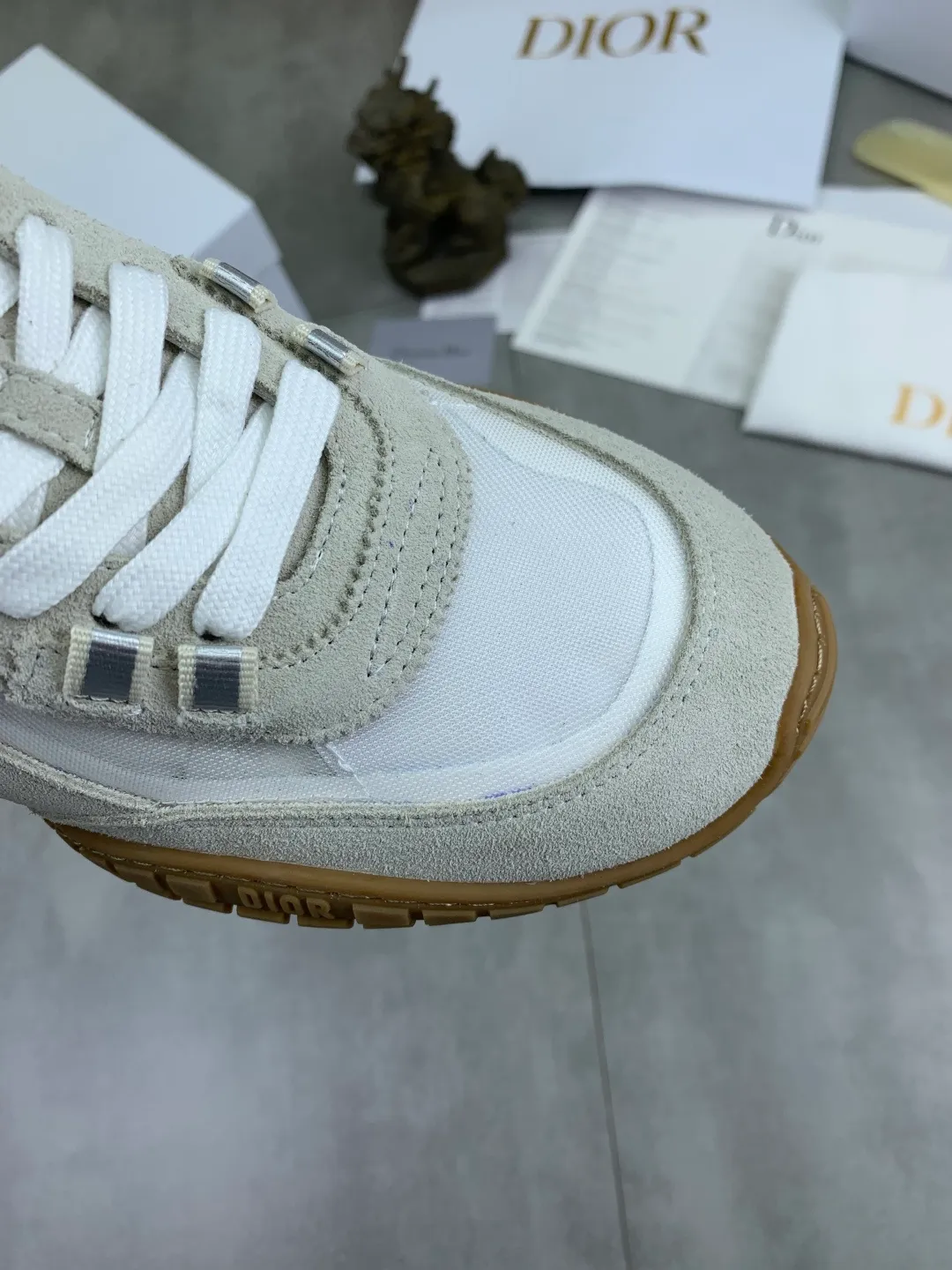 Men's men's shoes P560 new Dior Tech sneakers 2026 early spring series new products, with fashionable details, highlighting retro aesthetics. The light beige anti-suede cow leather upper is spliced ​​with apricot transparent mesh fabric on the side. The upper window edge is adhered with high-frequency flat ironing and back-pressure. It replicates the original craftsmanship, making it beautiful and comfortable without falling off. The interior is made of sheep lining of the same color and is soft and comfortable. The heel and tongue are embellished with the Paris logo. The textured TPU soles with the same color logo. The high-end version is exquisitely packaged with an airplane box, adding to the high-end style. Color: 4️⃣colors available Size: Female 35-41 Male 39-46
